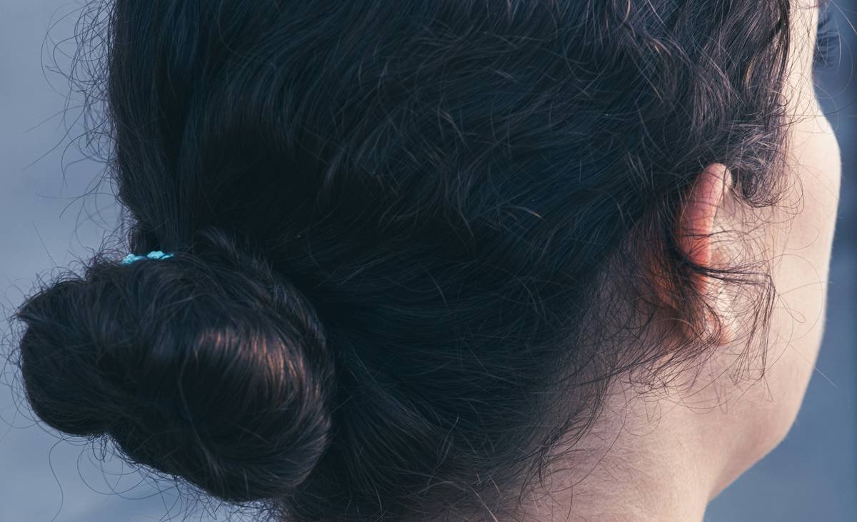 15 Effortless Messy Bun Updos That Look Intentionally Chic (Even When You’re Running Late)
