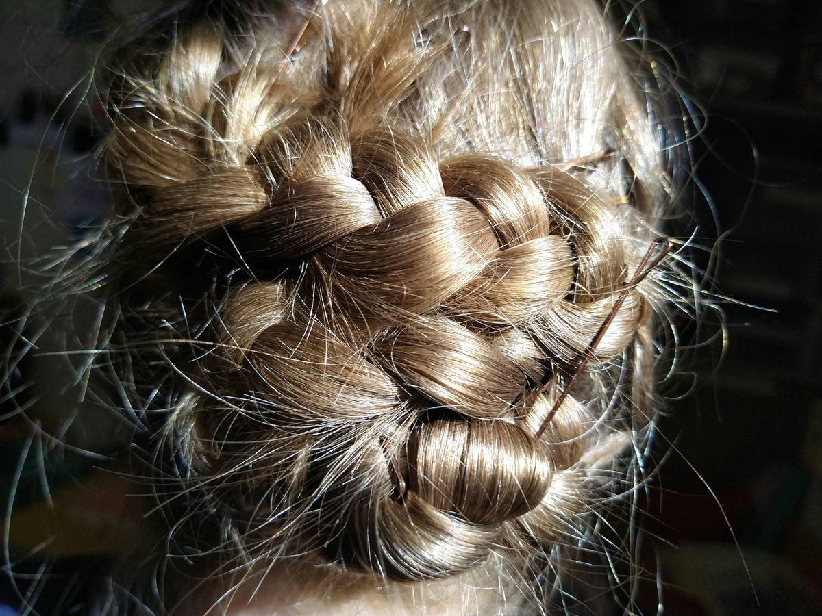 Chart comparing bun longevity: silk scrunchie (45 mins), standard elastic (1.5 hrs), spin pin + texturizer (6+ hrs)