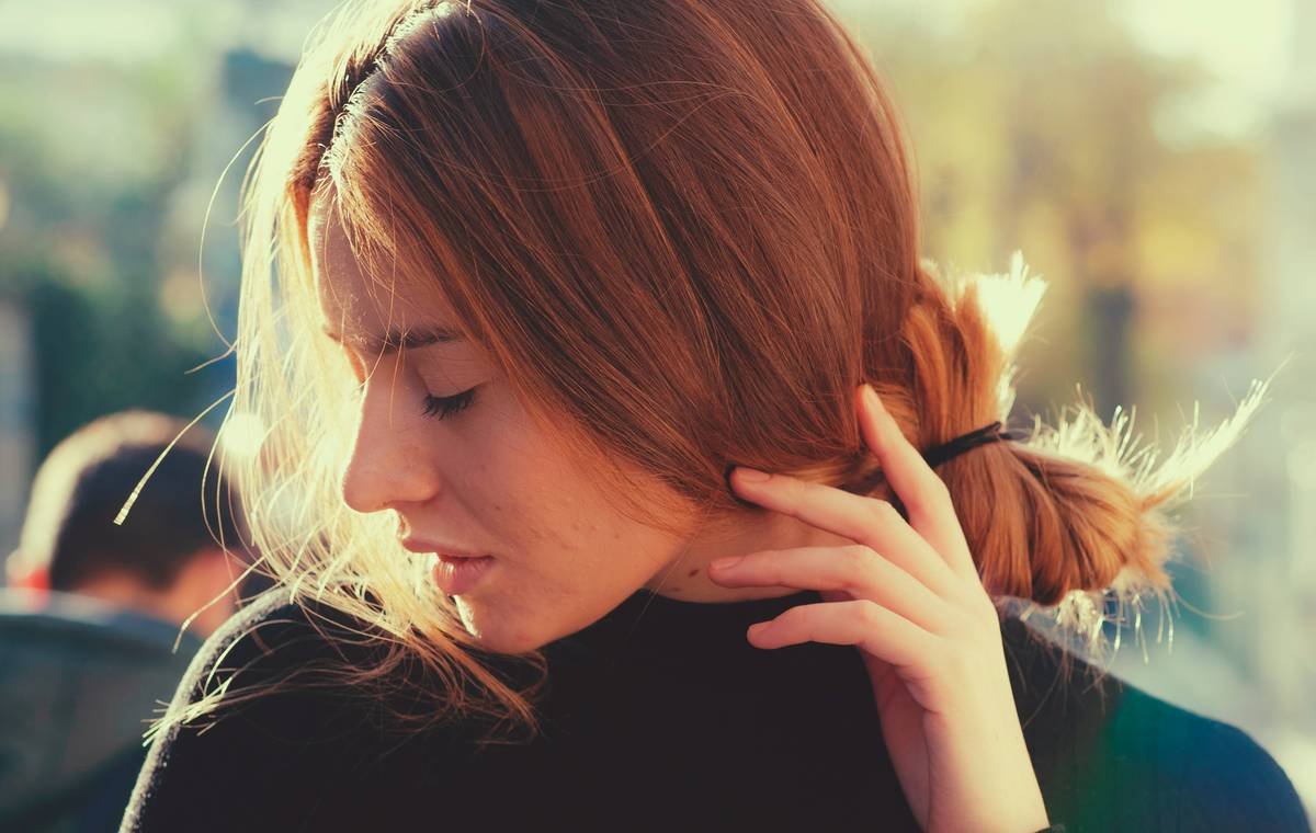 Comparison table of hair ties, pins, and sprays rated for messy bun hold and hair health