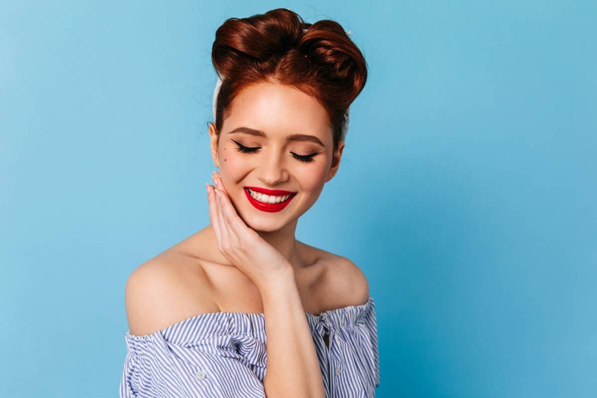 Infographic showing 4 hair types (fine, thick, curly, short) with corresponding bun techniques and tool recommendations for Modern Elegance styling